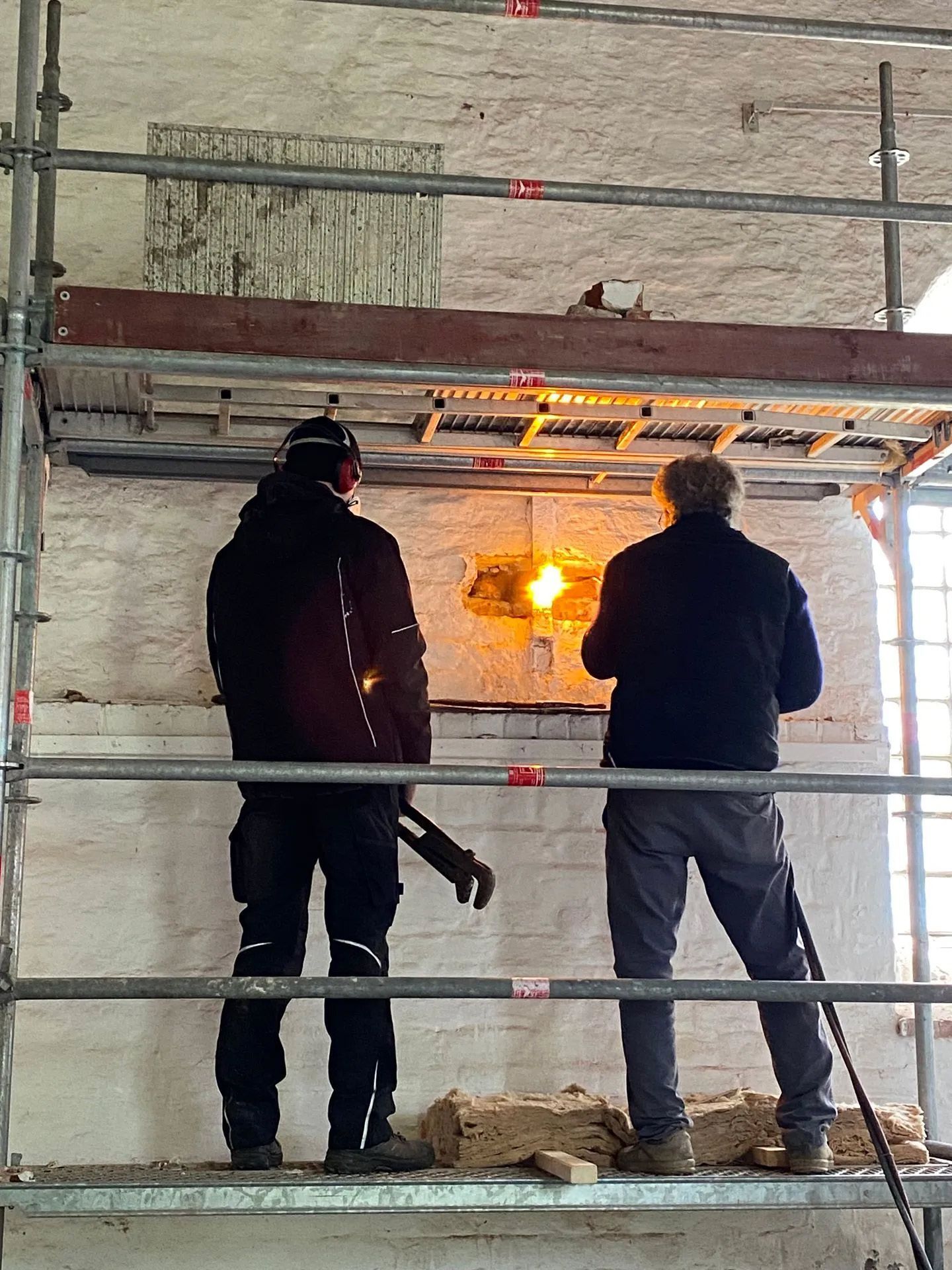 Das Bild zeigt 2 Handwerker bei Schweißarbeiten