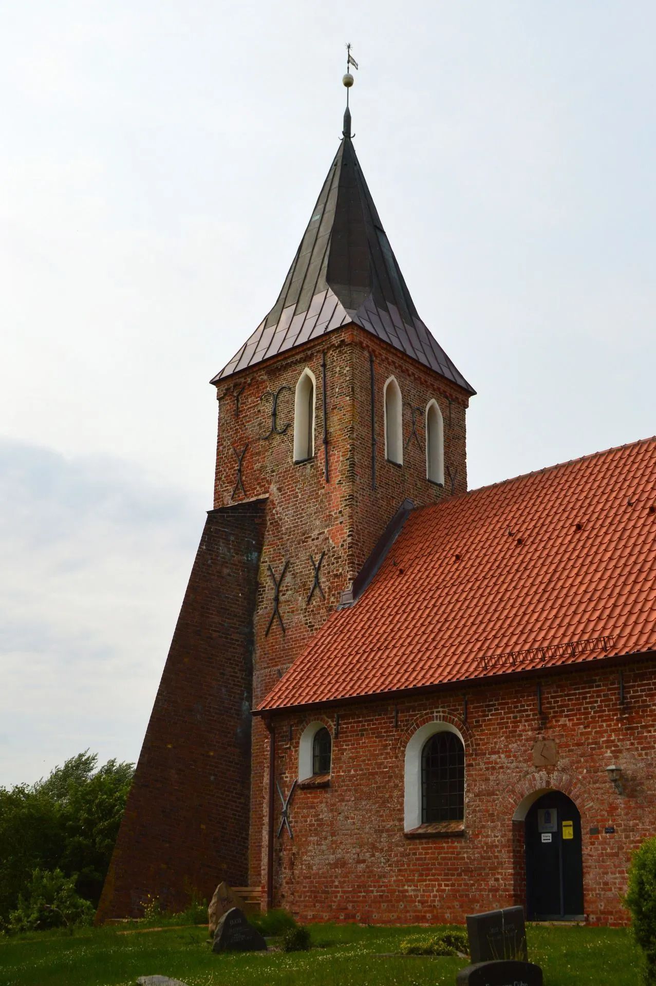 Kirche nach der Sanierung. Südwestliche Ansicht des Westturms.