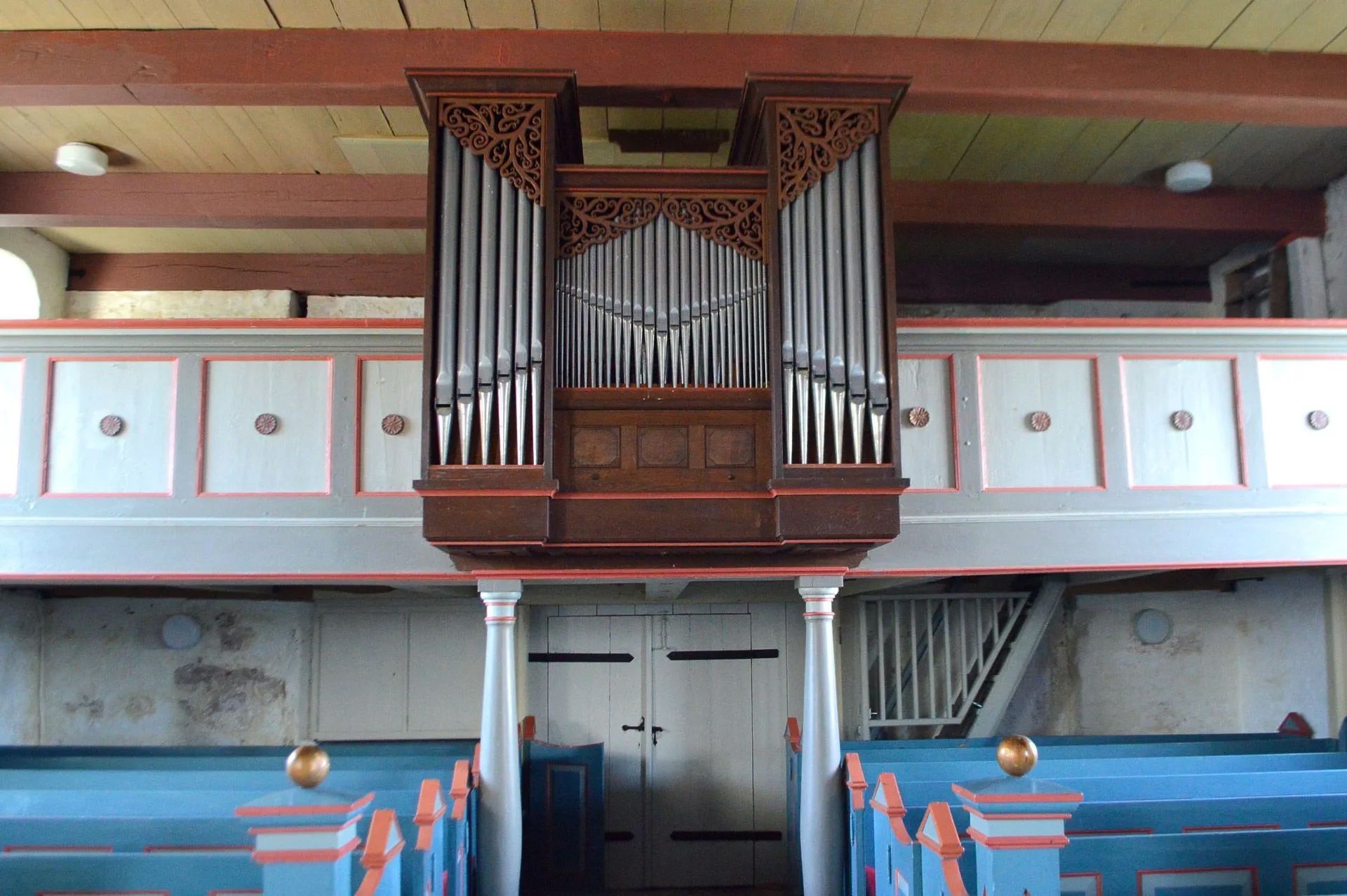 Blick auf die Empore und Orgel in der Kirche St. Stephanus in Westerhever