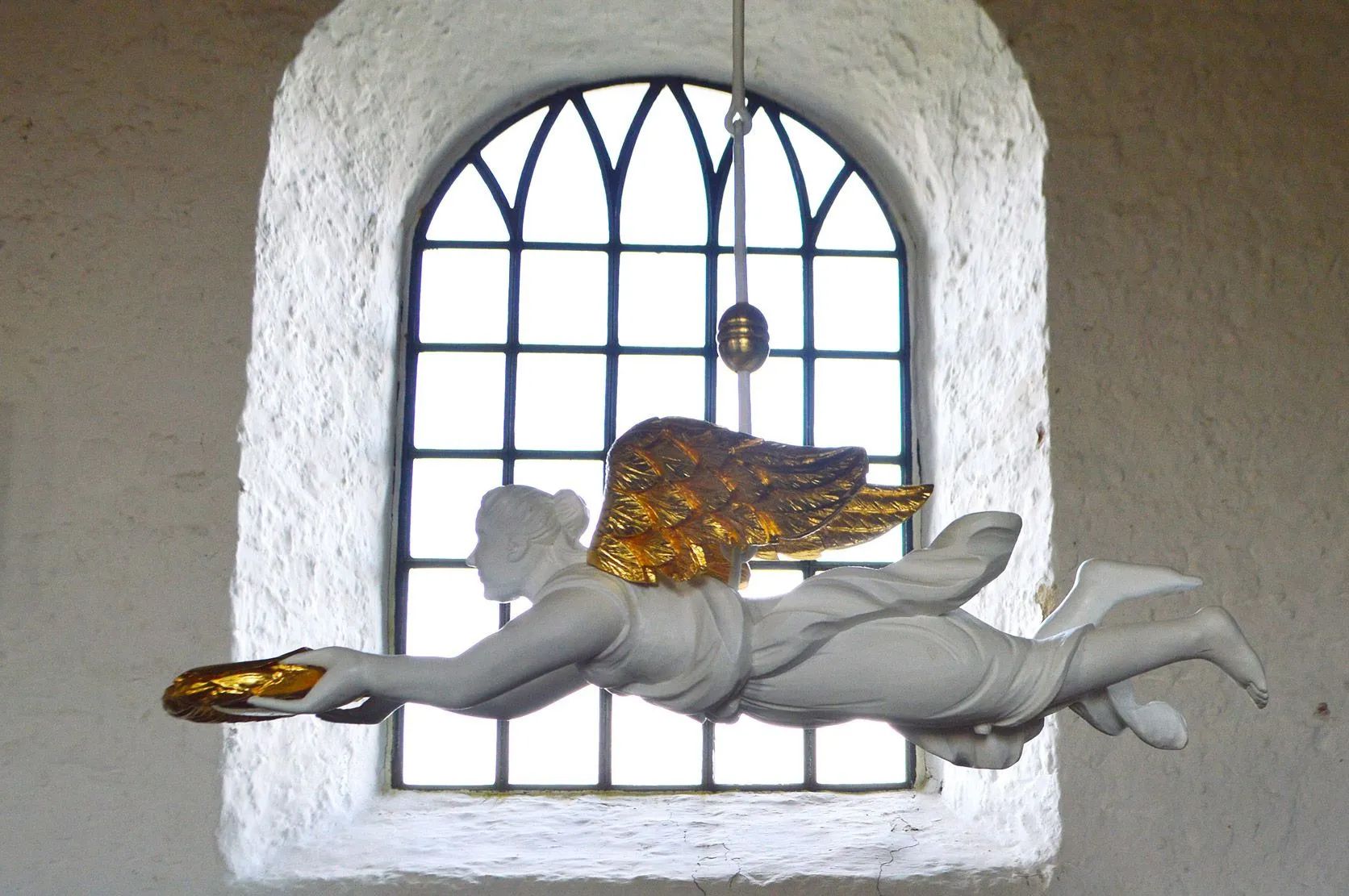 Geschnitzter Taufengel aus dem Jahr 1805 in der Kirche St. Stephanus