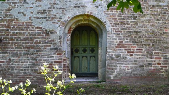 Das Bild zeigt die romanische Tür in der Nordfassade. St. Martin in Osterhever. Das Bild zeigt die romanische Tür in der Nordfassade.