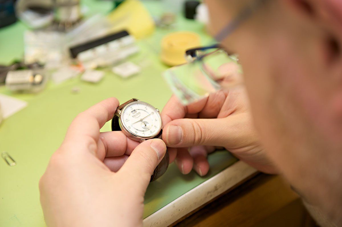 UHRMACHER BEI DER ARBEIT Uhren Service Center