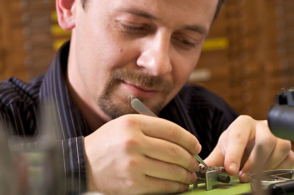 Uhrmacher - ein aussterbender Beruf mit Zukunft Uhrmacher