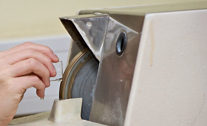 Uhrglas wird von Hand geschliffen Uhrlgas reparieren