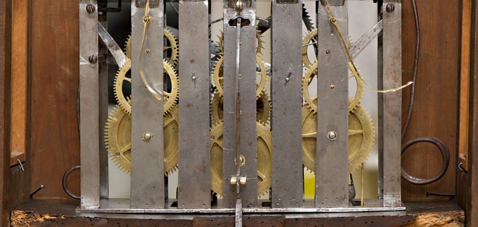 antike Wanduhr reparieren