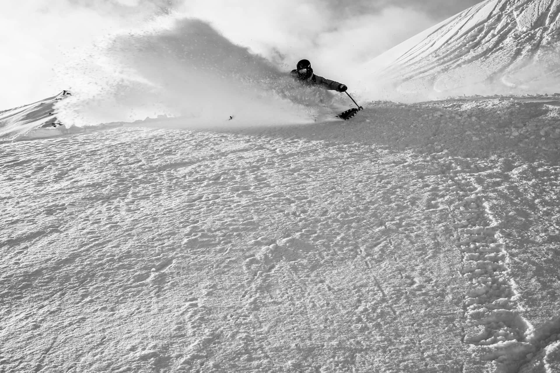 Ein Skifahrer im Powder