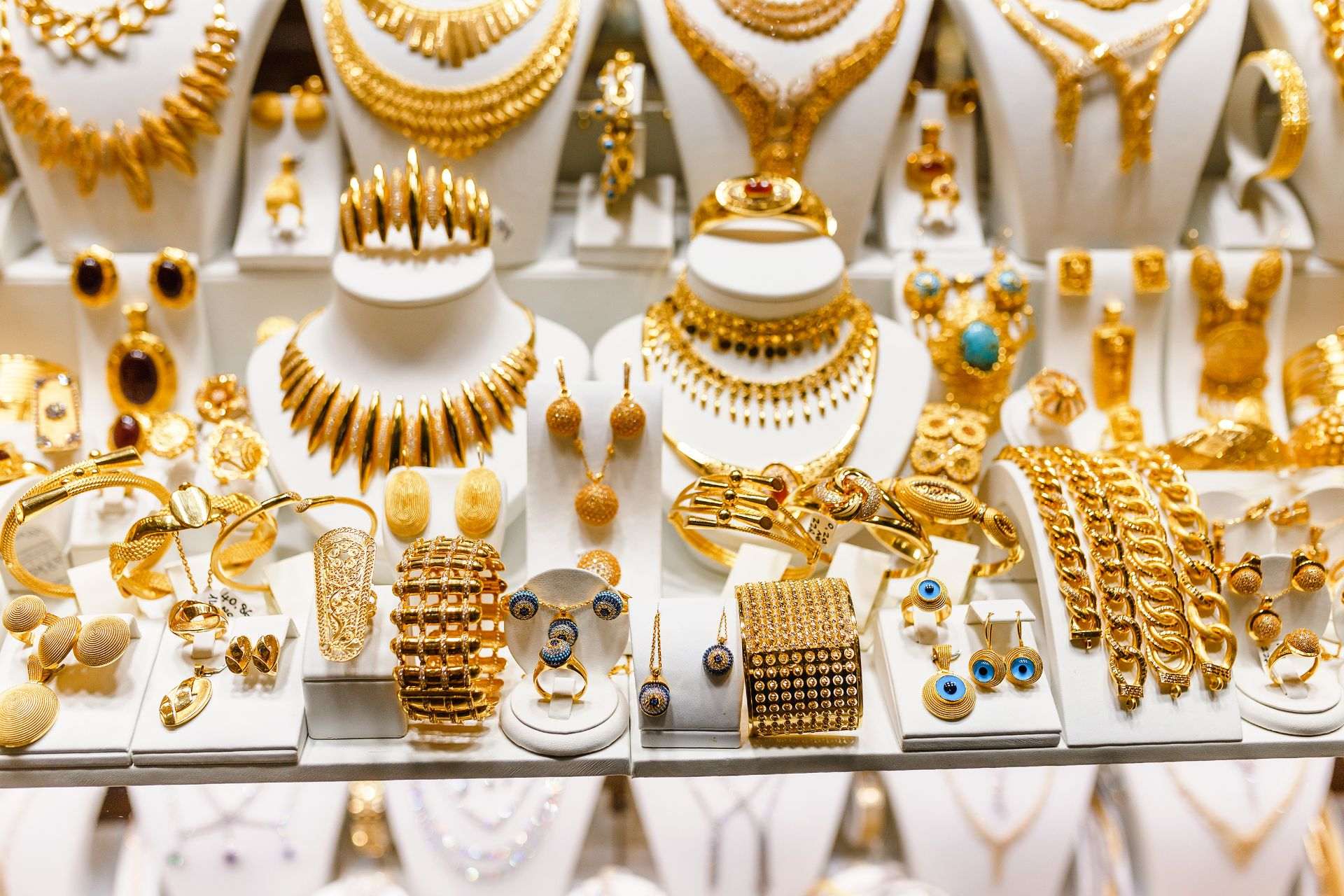 vitrine bijoux or