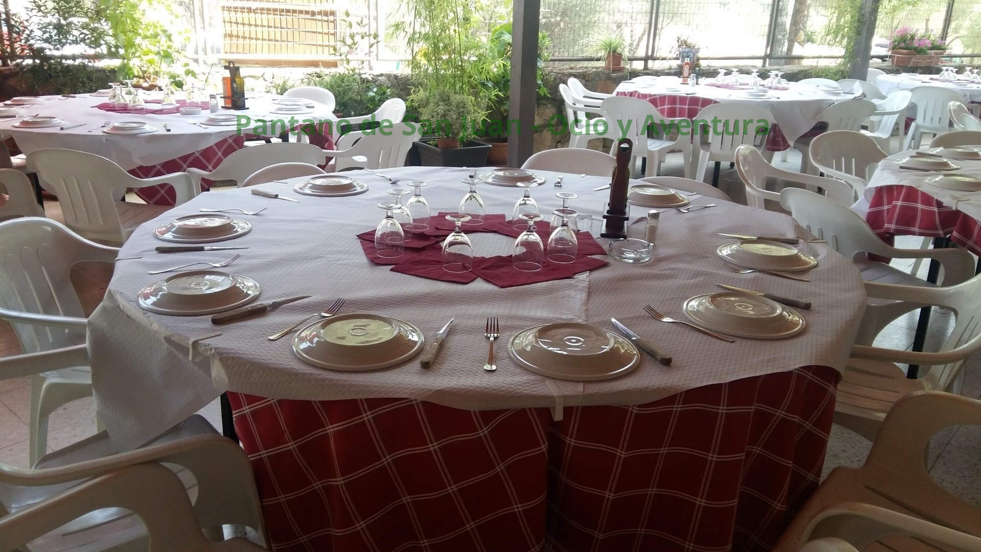 Restaurantes y chiringuitos a pie de playa Pantano de San Juan - Ocio y Aventura