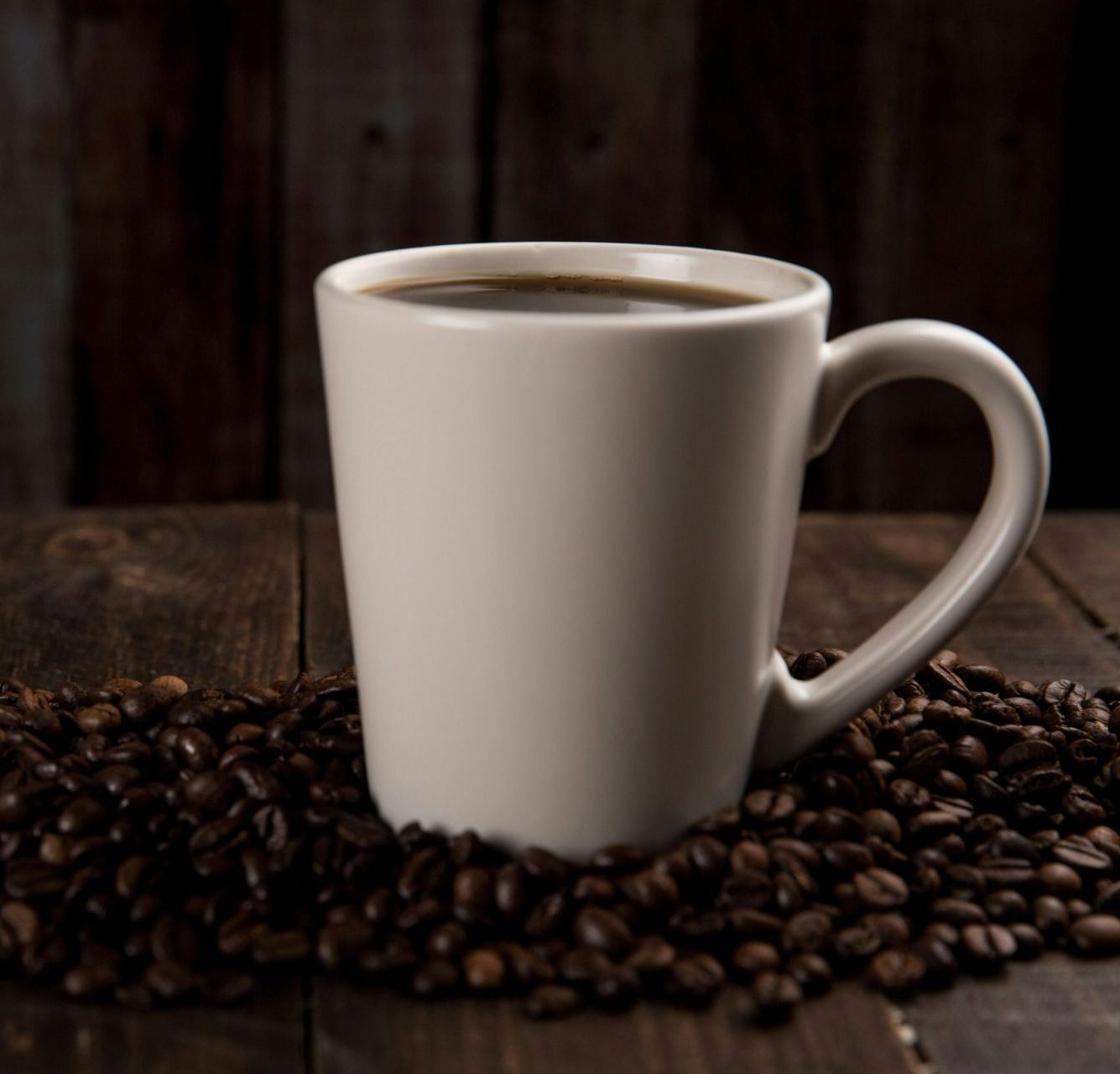 Symbolbild Kaffeetasse in Kaffeebohnen