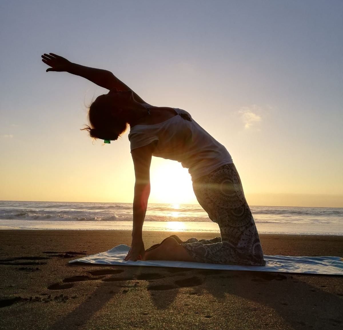 Yoga mit Rena vom Vikara Yoga Studio La Gomera