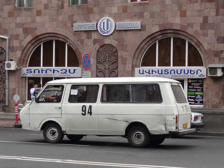 Mashrutka, das häufigste öffentliche Verkehrsmittel