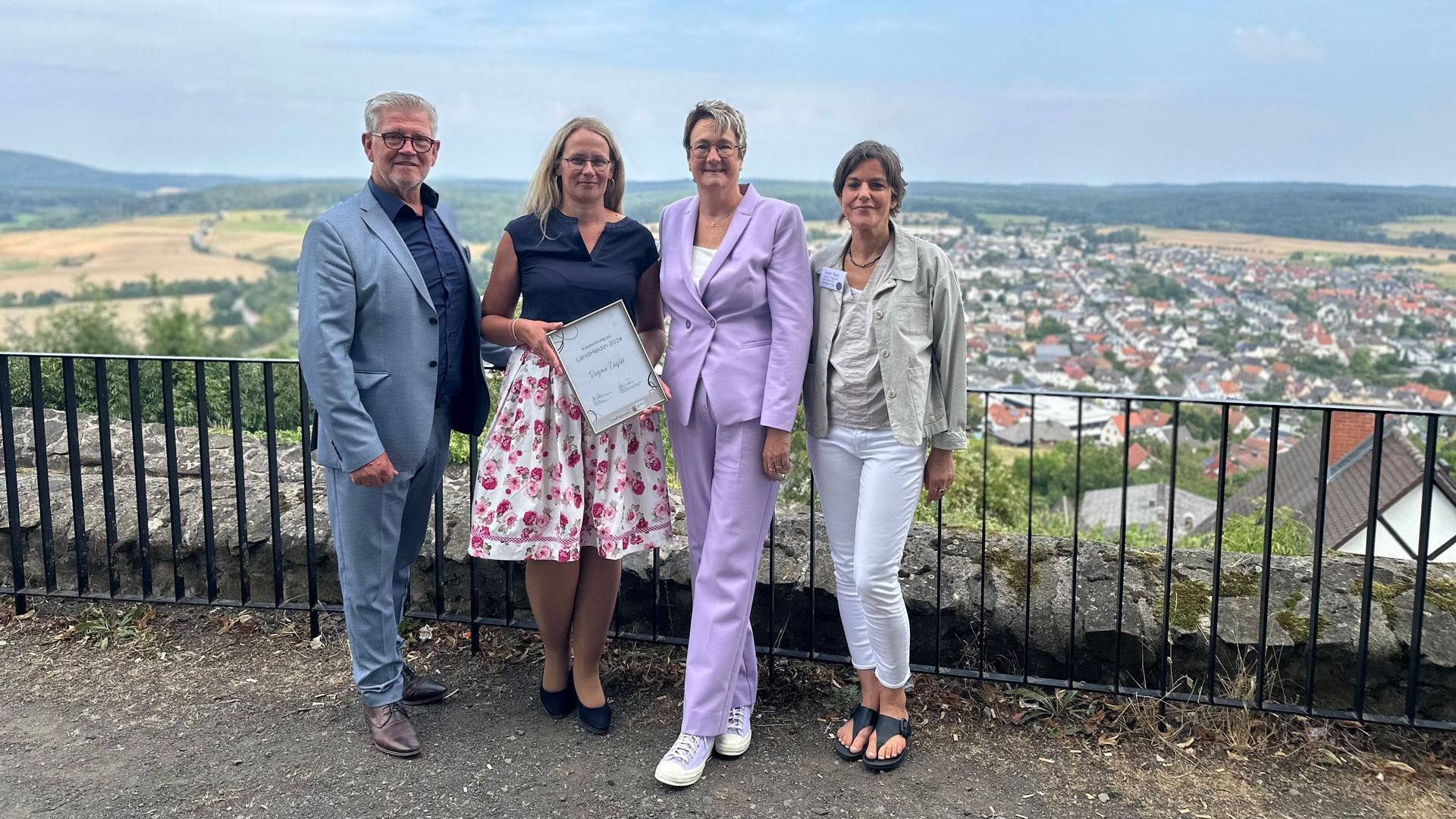 Landheldin 2024 Regina Ziegler-Dörrhöfer Freuen sich mit der Preisträgerin v.l. Erster Stadtrat Lothar Ditter, Regina Ziegler-Dörhöfer, Tanja Damm und Regionalmanagerin Sonja Pauly;