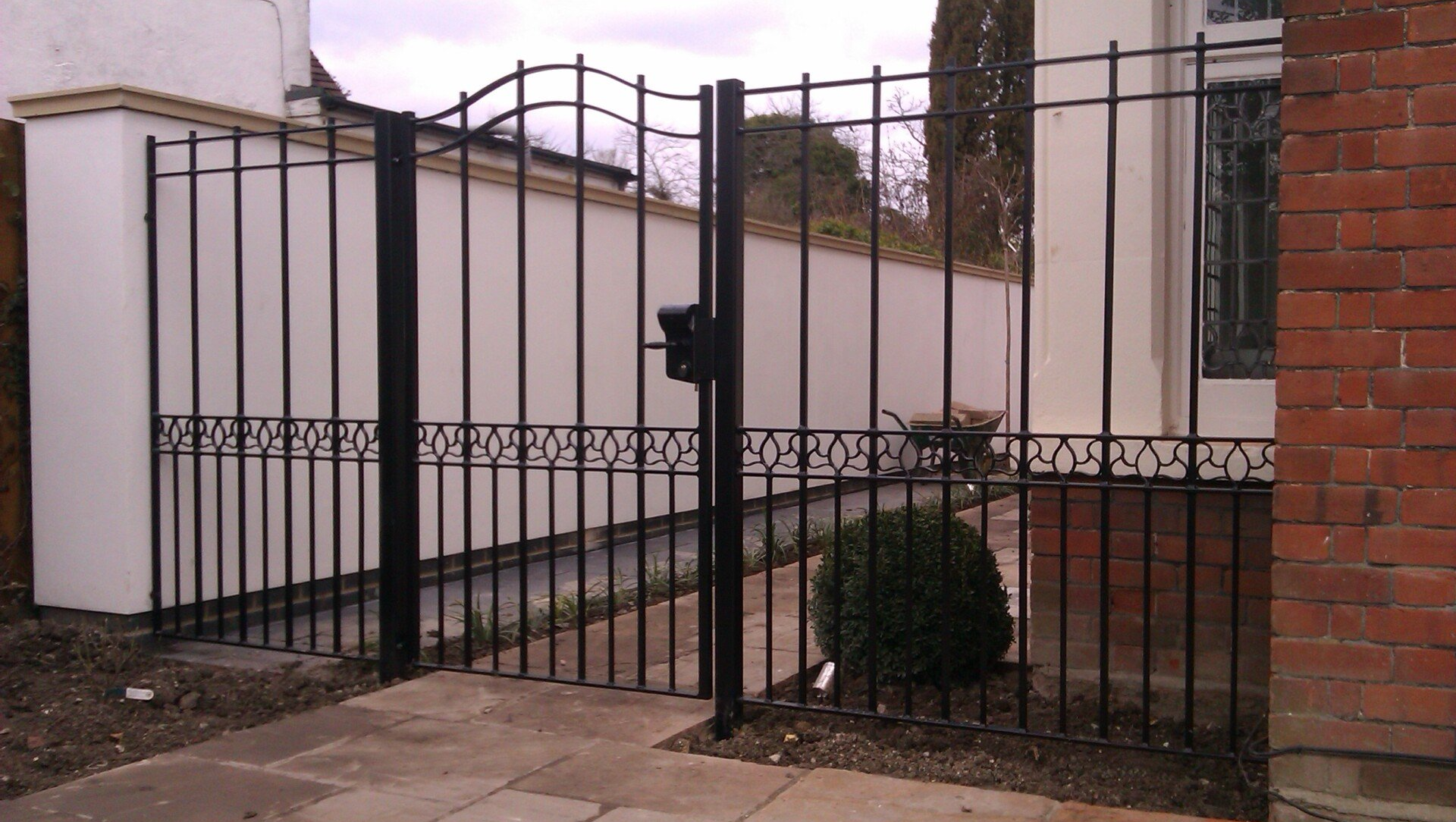 Gate & Dividing Panels single black gate with dividing panels on each side