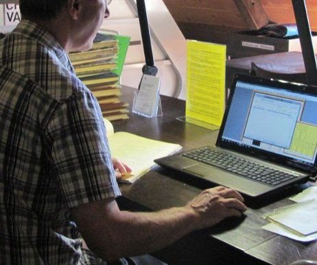 Ein Archivbenutzer betreibt Ahnenforschung in Standesamtsbüchern.