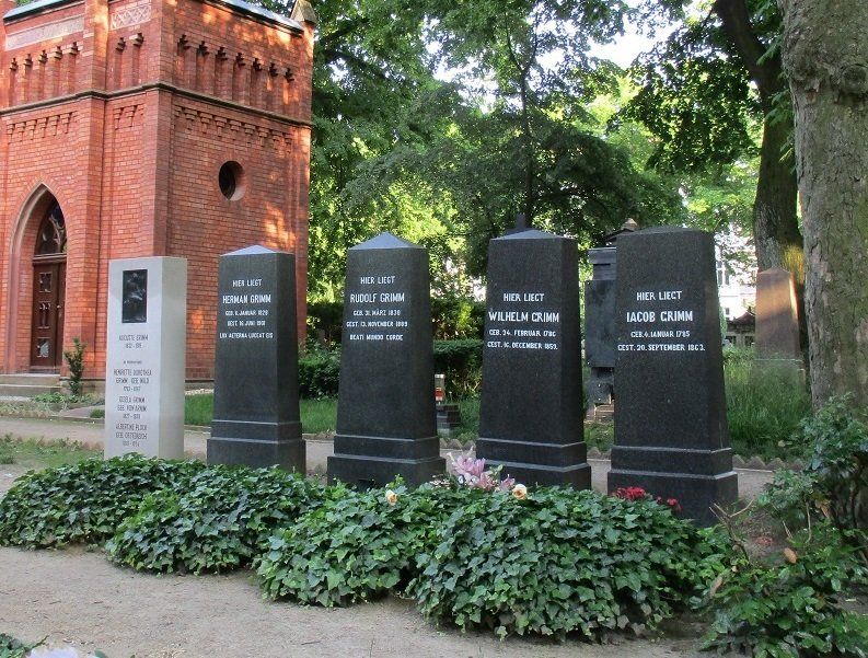 Grab Brüder Grimm in Berlin-Schöneberg 2016 mit neuem Gedenkstein für Auguste Grimm