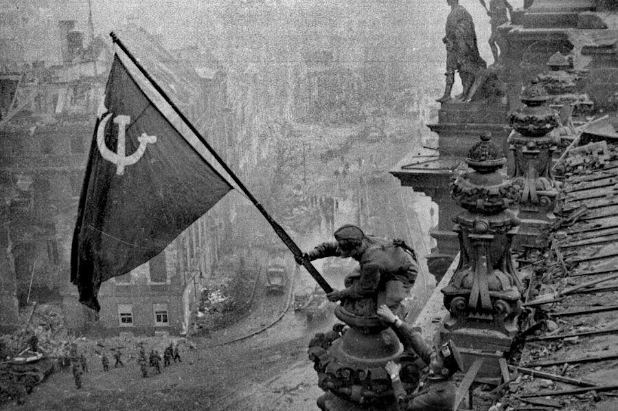 Die Sowjetfahne über dem Reichstag