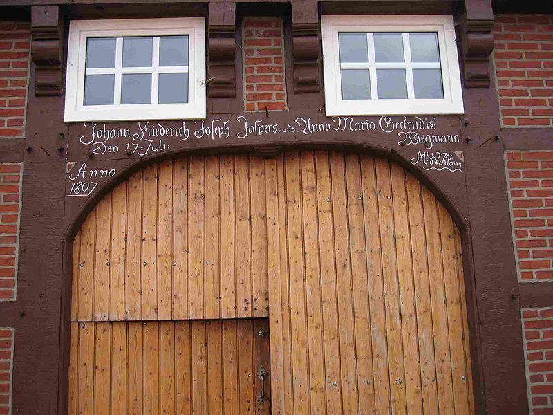 Hauswand mit Inschrift