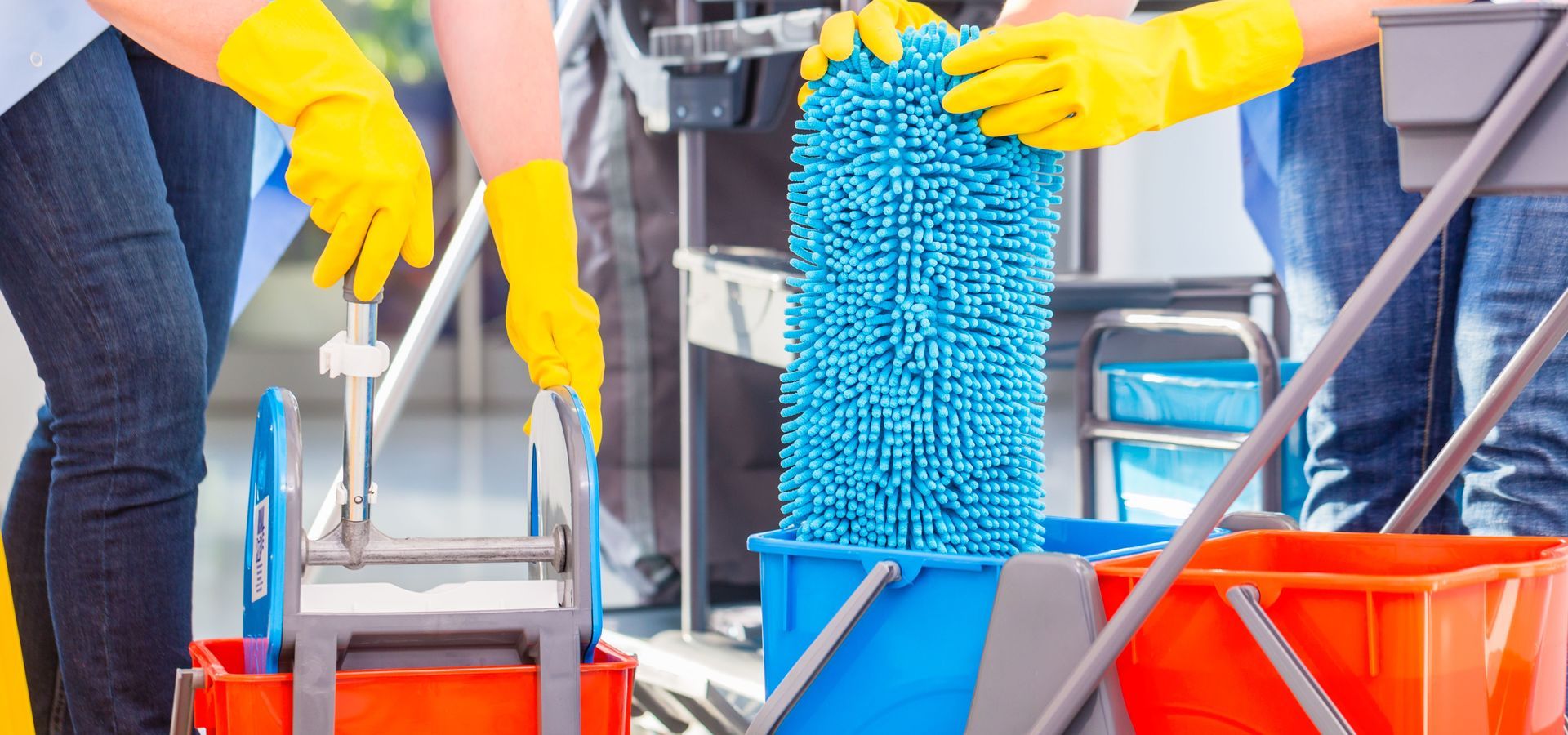 Wir bieten ein komplexes Angebot , der Gebäudereinigung. Von der Unterhaltsreinigung bis der Säuberung von Dächern und Dachrinnen. Sprechen Sie uns einfach an und fordern Sie ein Unverbindliches Angebot ein .