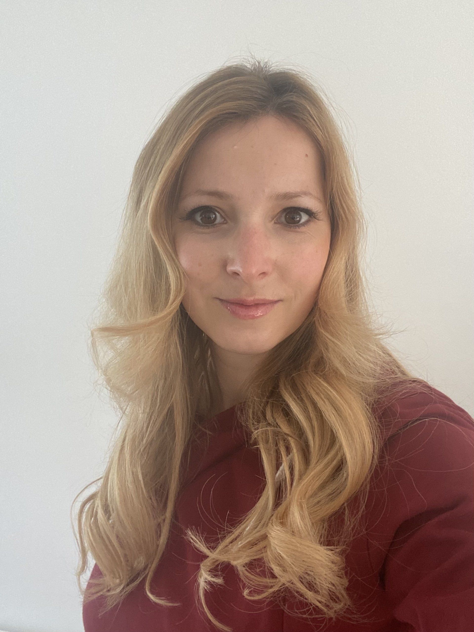 Das Bild zeigt eine Frau mit langen blonden Haaren