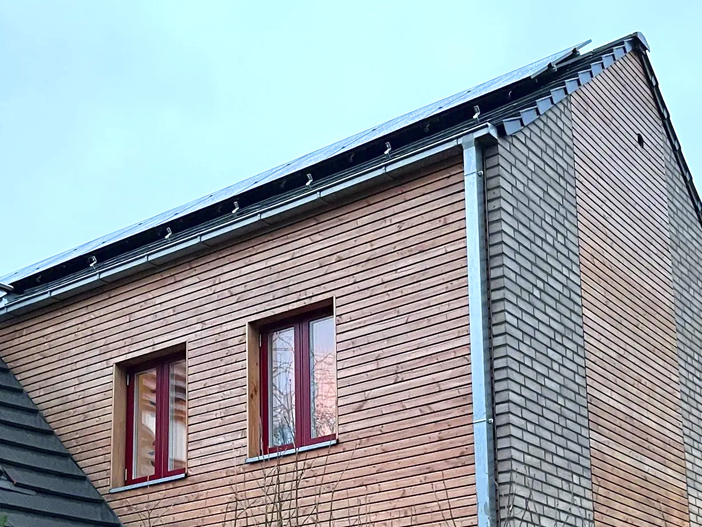 Weiter zur Fotodokumentation Energetische Fassadensanierung Einfamilienhaus Flensburg – Holzfassade und Verblendstein-Kombination von Architekturbüro Theet.