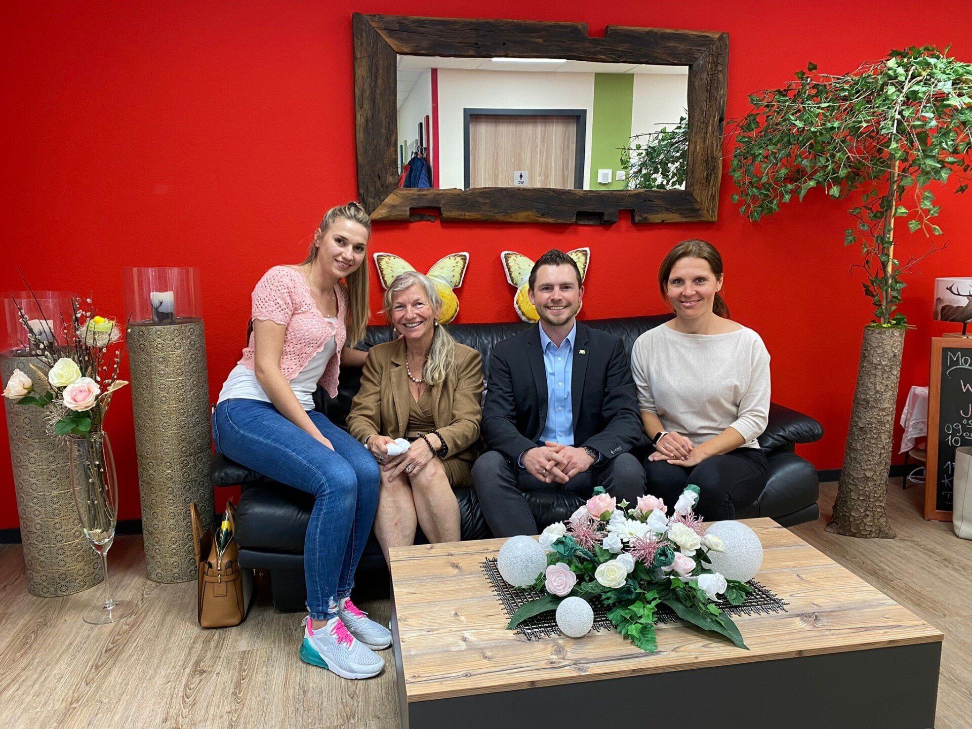 Auf dem Foto von li. nach re.: Pflegedienst-Leiterin Jasmina Baltic, Gründerin und Geschäftsführerin Rosemarie Amos-Ziegler,  MdL Dennis Birnstock, Geschäftsführerin Malvine Amos