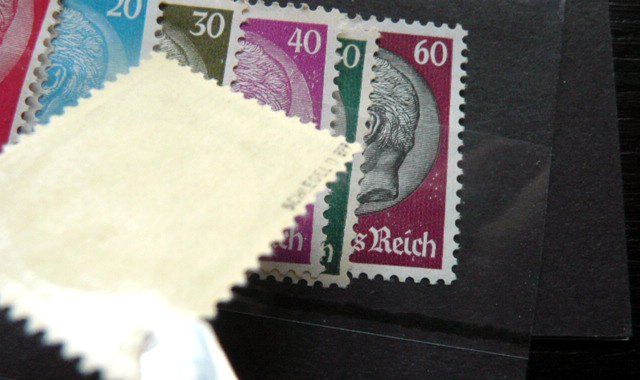 Prüfung der Rückseite der Briefmarke