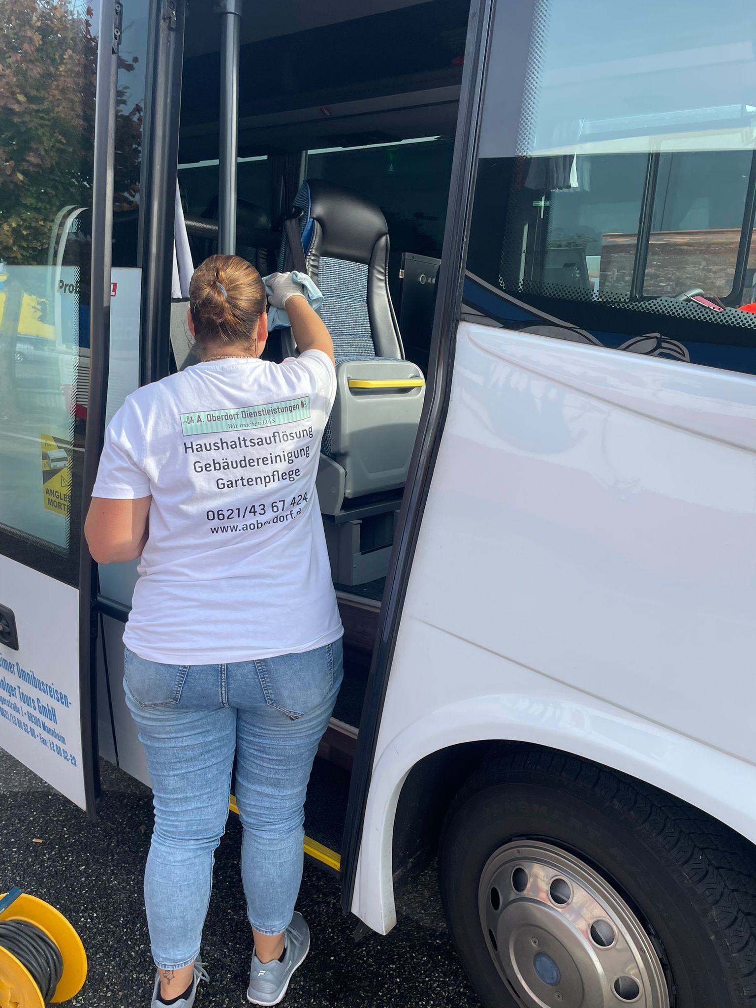 Reisebusreinigung übernehmen wir auch in der Gebäudereinigung