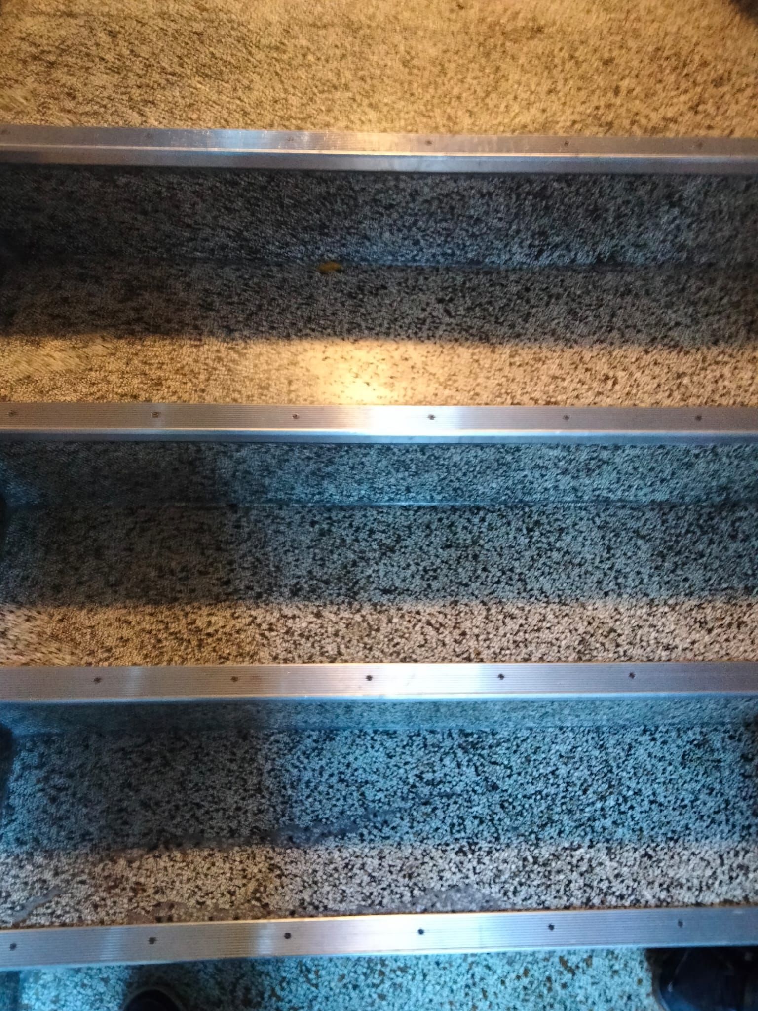 Treppenhausreinigung Mannheim. Hier werden auch die Rillen ausgekehrt.