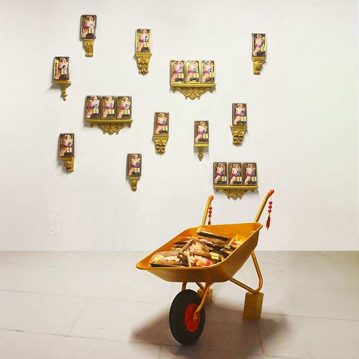 Galerie Area
Paris, France 2026
Passementerie dorée sur brouette, barquettes EVE, étagères or, rubans rouges
dimensions variables