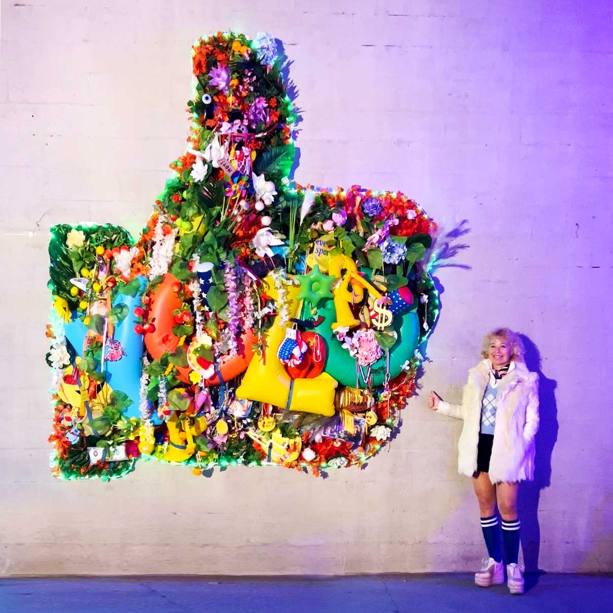 eve love sport self portrait auto portrait peinture artiste femme sculpture installation performance art contemporain artiste internationale slam musique larnaca solo show eve barquette exposition personnelle woman artist galerie Lara Vincy Paris France ballon de football americain american football eve paradise jakmousse pouce ok emoji emoticone perle plastique objet installation art