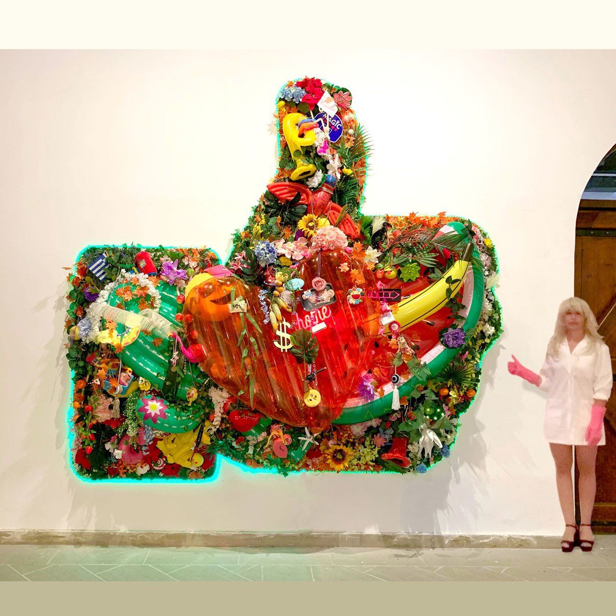 eve love sport self portrait auto portrait peinture artiste femme sculpture installation performance art contemporain artiste internationale slam musique larnaca solo show eve barquette exposition personnelle woman artist galerie Lara Vincy Paris France ballon de football americain american football eve paradise jakmousse pouce ok emoji emoticone perle plastique objet installation art larnaca biennale cyprus