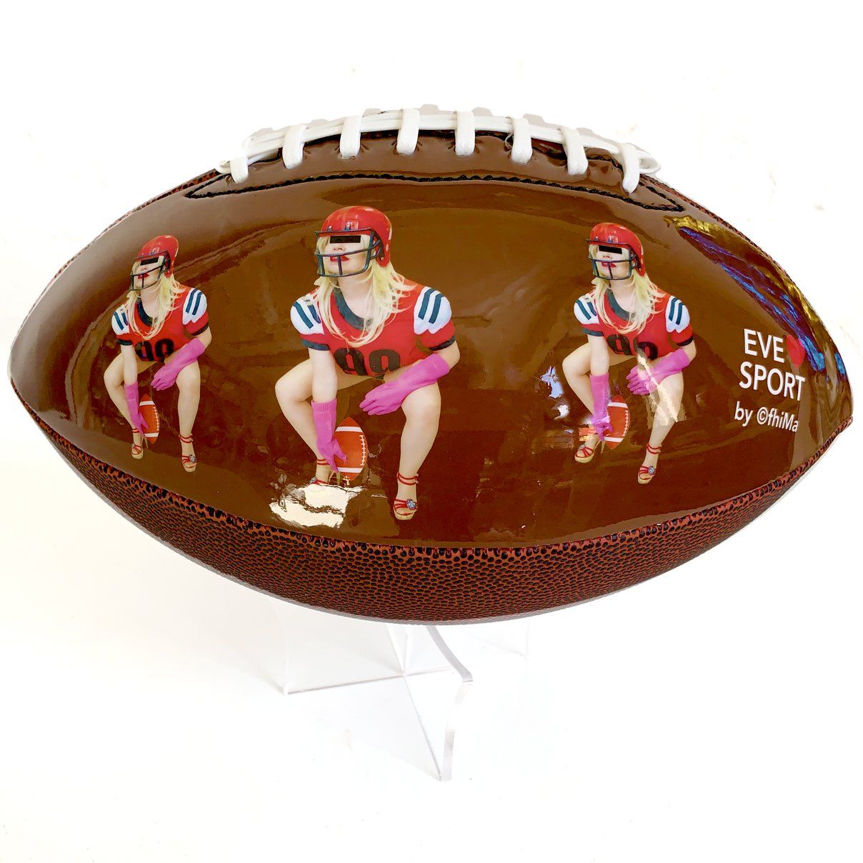 self portrait artiste femme sculpture installation art contemporain galerie Lara Vincy ballon de football american football