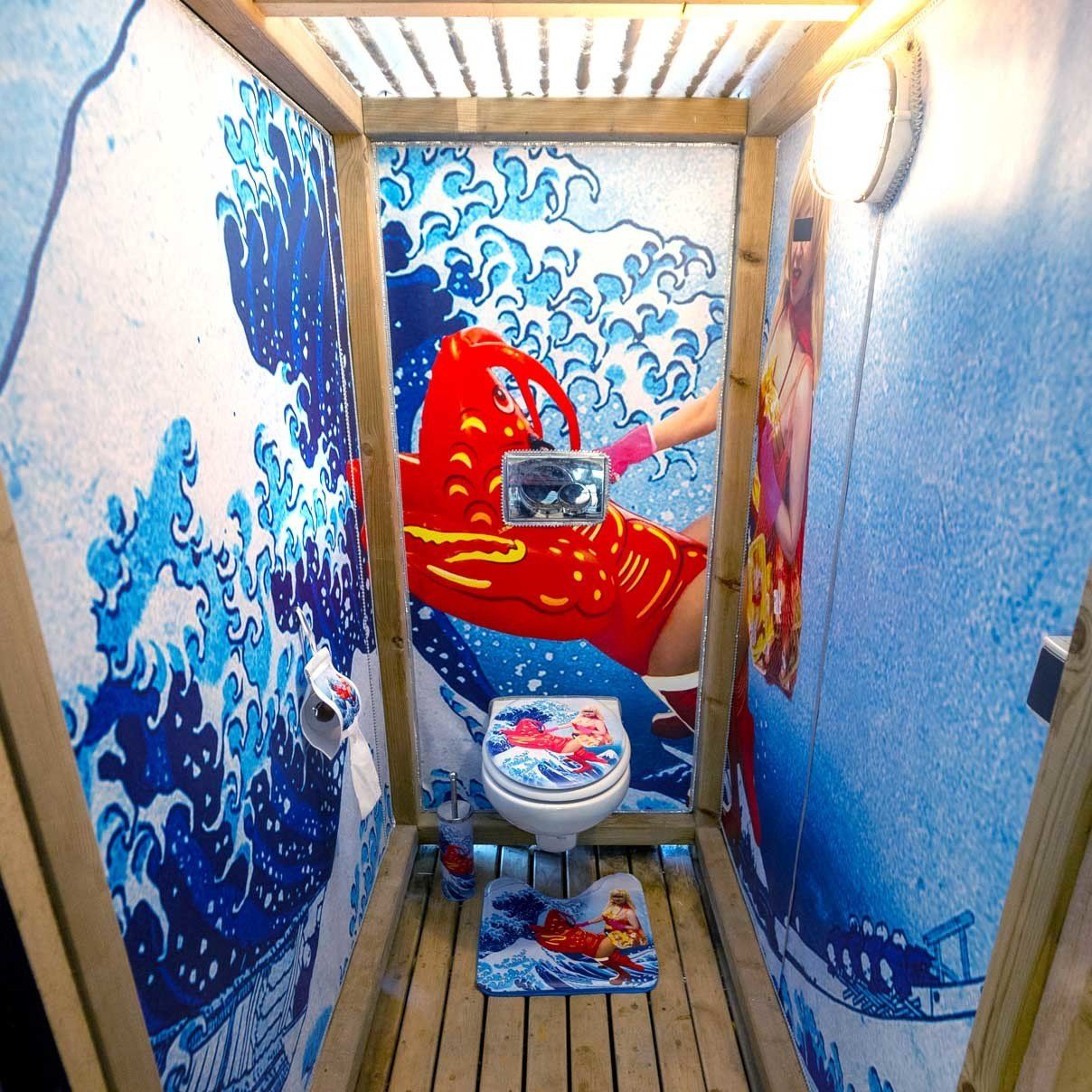 ART CONTEMPORAIN, EVE LOBSTER, INSTALLATION, FEMME ARTISTE, SELFIE, HOKUSAI, TOILETTES