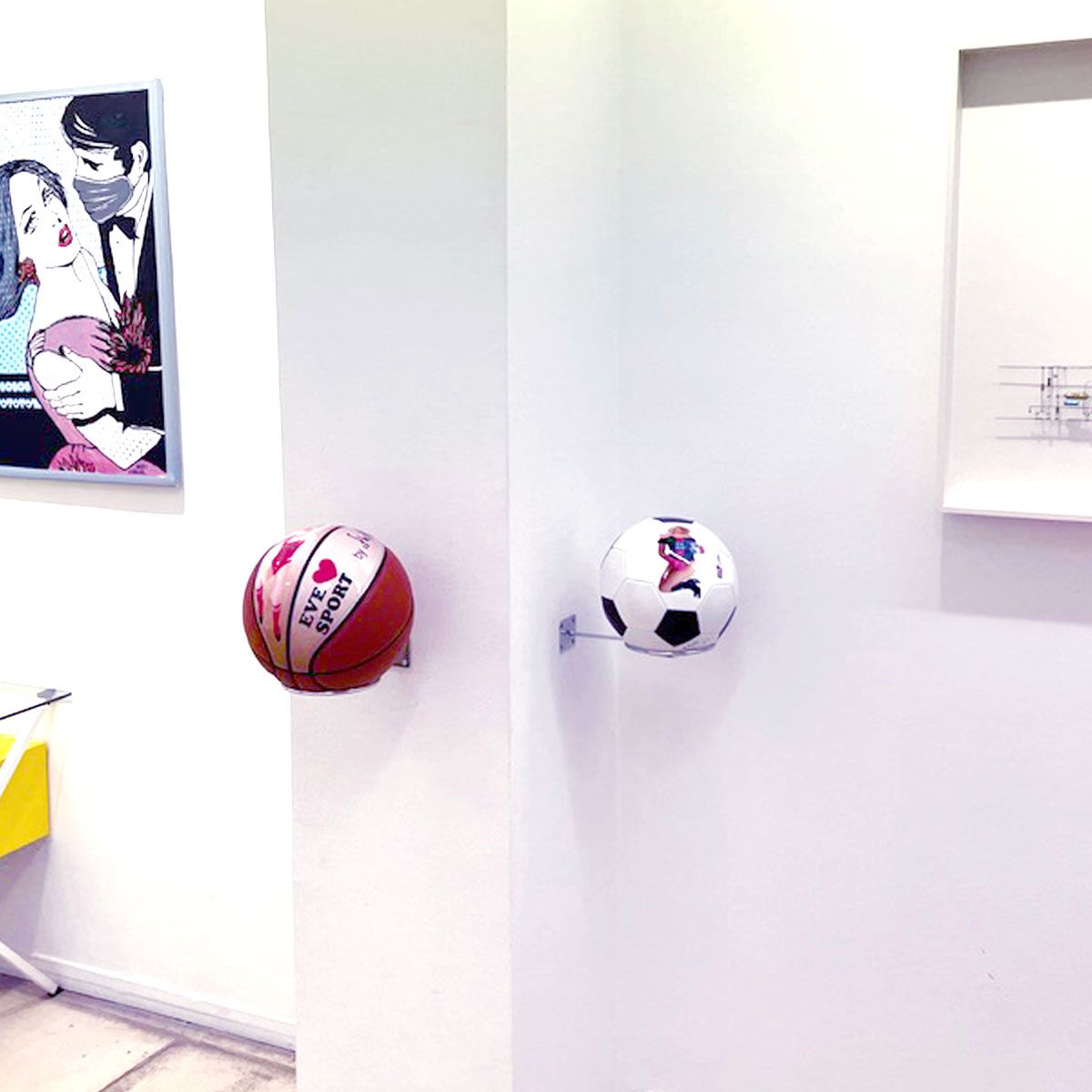 eve love sport self portrait auto portrait peinture artiste femme sculpture installation performance art contemporain artiste internationale slam musique larnaca solo show eve barquette exposition personnelle woman artist galerie Lara Vincy Paris France ballon de football