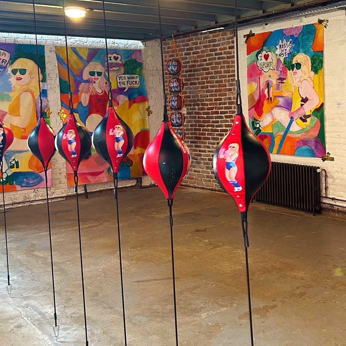 Relations en tension #2, Jakmousse Wilde Projects Gallery
Paris, 2024 Installation réalisée in situ, punching ball, peintures, ballons sport paris 2024 jeux olympiques painting woman artist eve