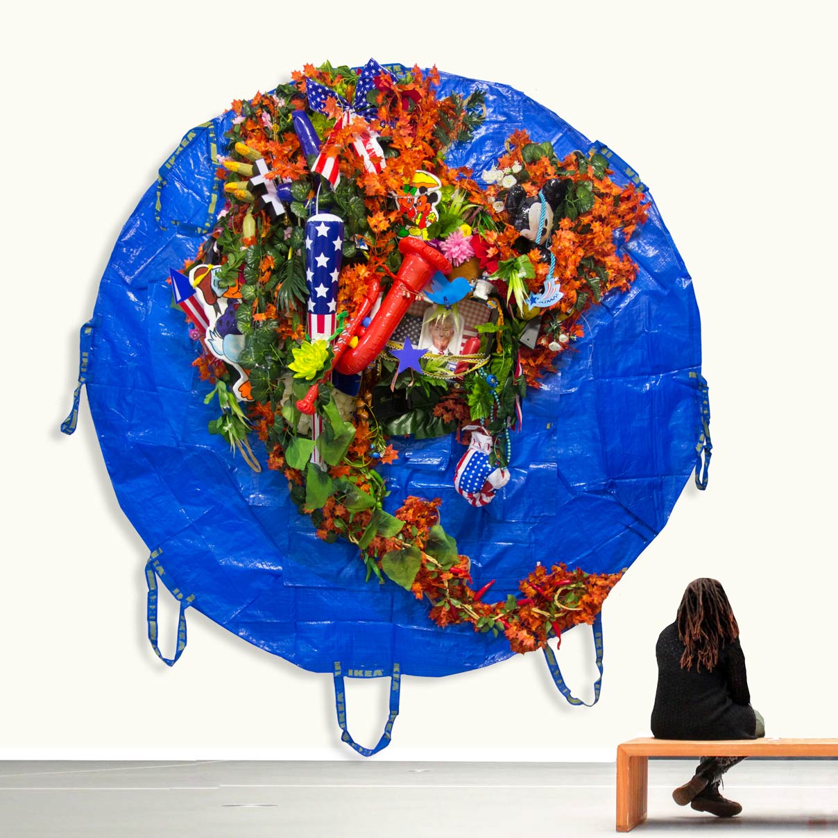 eve love sport self portrait auto portrait peinture artiste femme sculpture installation performance art contemporain artiste internationale slam musique larnaca solo show eve barquette exposition personnelle woman artist galerie Lara Vincy Paris France ballon de football americain american football eve paradise jakmousse emoticone perle plastique objet installation usa carte map ikea rond