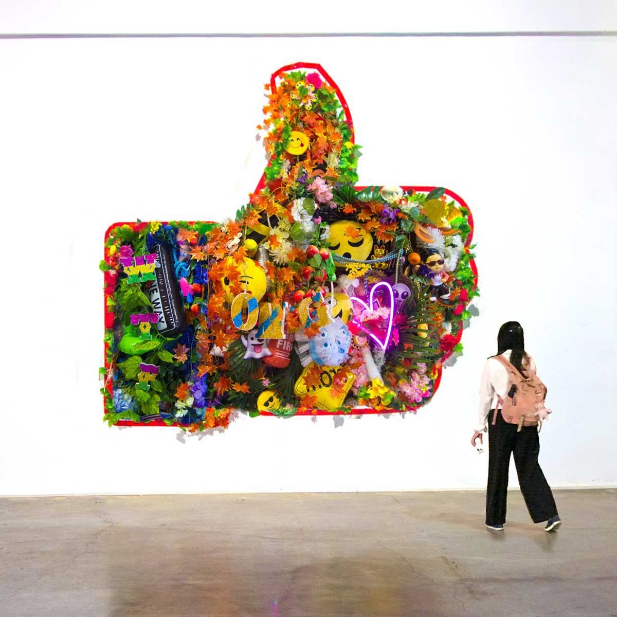 instllation, plantes artificielles, gonflables art performance art contemporain contemporary art wonder woman photographie food