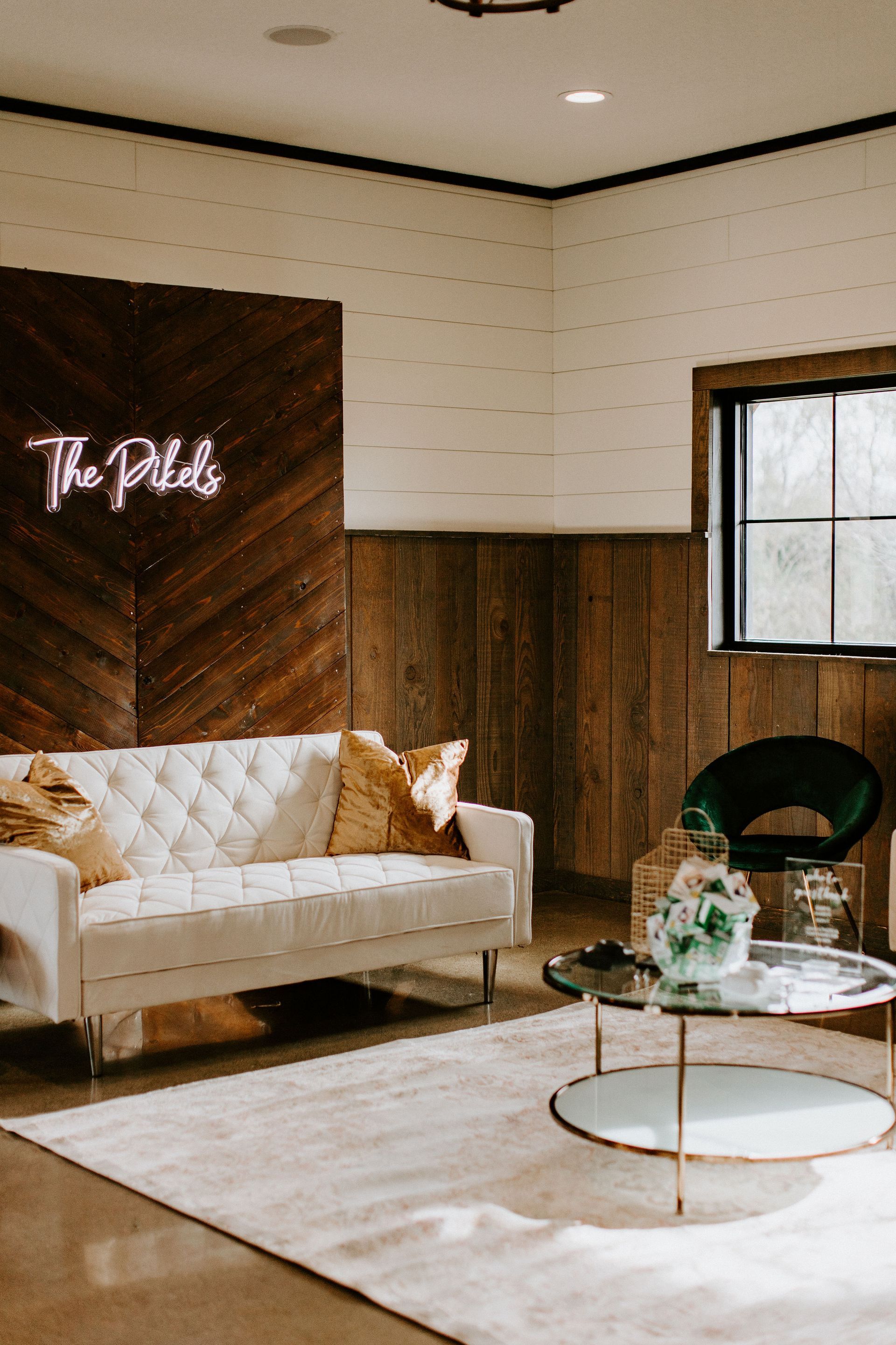 Elegant lounge area at Union 12, a Fort Wayne wedding venue, featuring stylish seating and dΓ©cor for guests to relax during the wedding reception