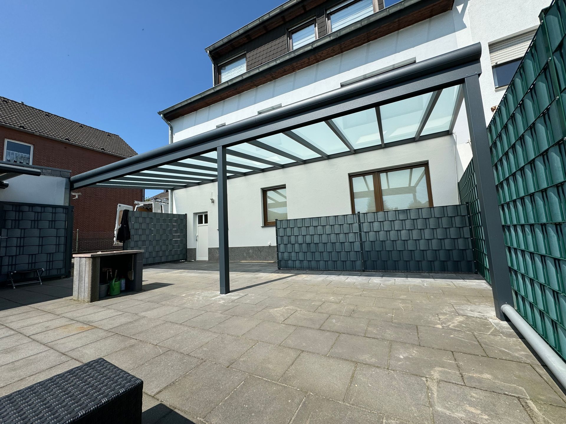 Eine neue Überdachung wurde installiert und das Haus neu verputzt.