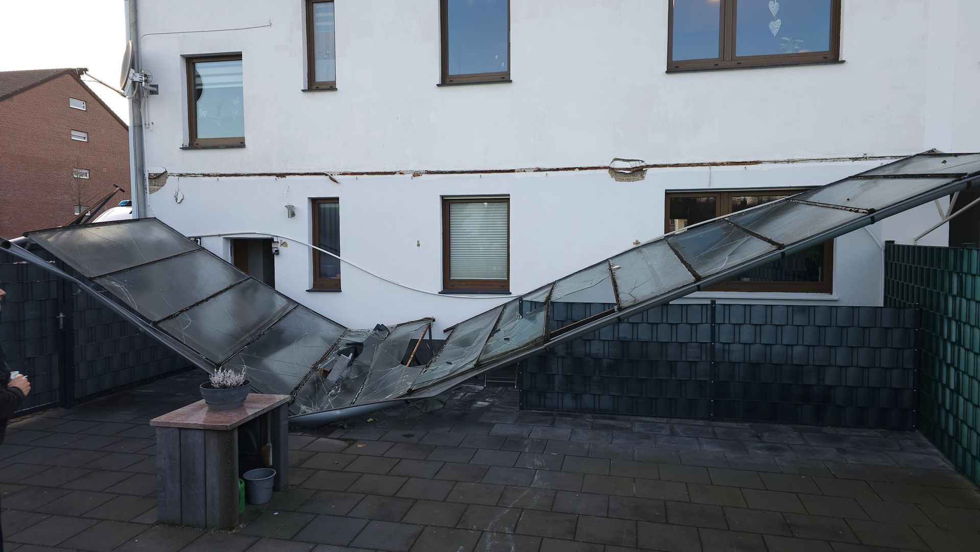 Sturm, Schnee und Zeit haben diese Überdachung und das Haus beschädigt.