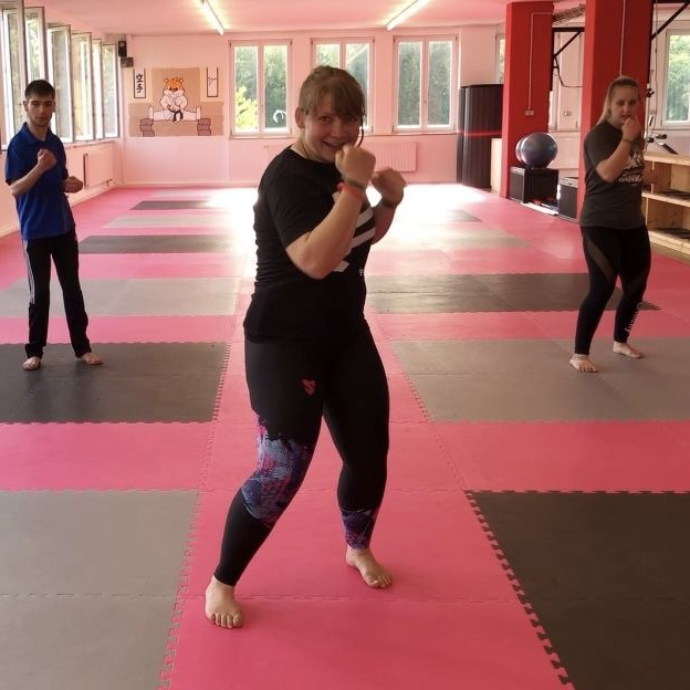 SANKAN Cardiokickboxing - für jede Frau, für jeden Mann! Eine energiegeladene Stunde mit viel Dynamik und Musik lässt das Kickbox-Training wie im Flug vergehen!. SANKAN Cardiokickboxing