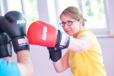SANKAN FIT´n´FUN Boxing - für jede Frau, für jeden Mann!
Aktionsreiche, dynamische Übungen aus den Kampfkünsten Karate und Kickboxing stärken ihre Kraft, Kondition und Ausdauer.