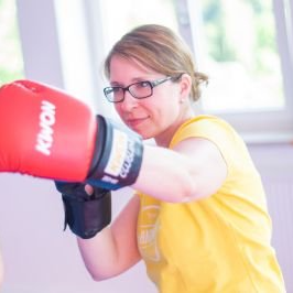 SANKAN FIT´n´FUN Boxing - für jede Frau, für jeden Mann! Aktionsreiche, dynamische Übungen aus den Kampfkünsten Karate und Kickboxing stärken ihre Kraft, Kondition und Ausdauer. SANKAN FIT´n´FUN Boxing & Kickboxen hält fit