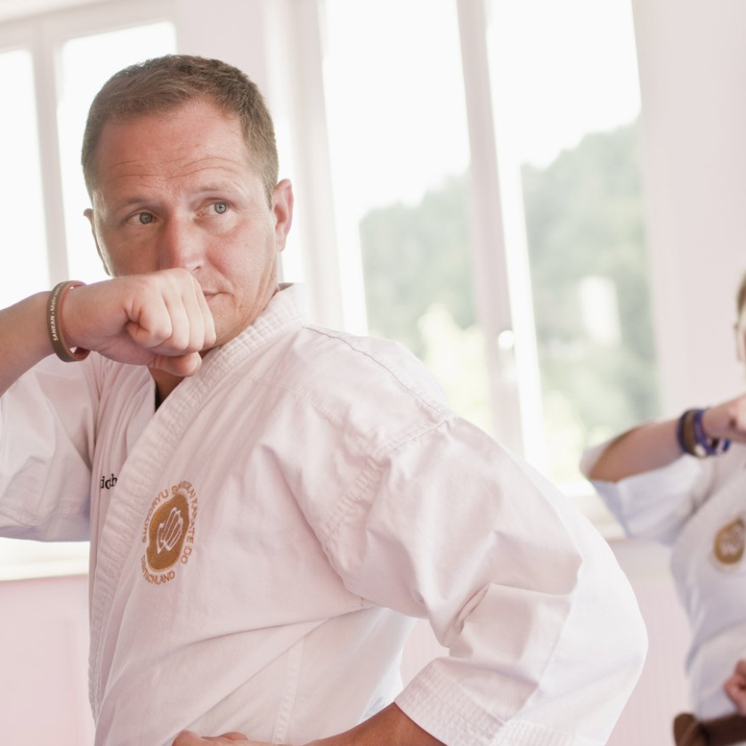 Ab 15 Jahren wechseln die Mitglieder in die SANKAN Karate-Gruppe der Erwachsenen und Jugendlichen. SANKAN Karate für Erwachsene und Jugendliche