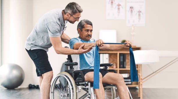 Un paraplégique effectuant un exercice de renforcement musculaire