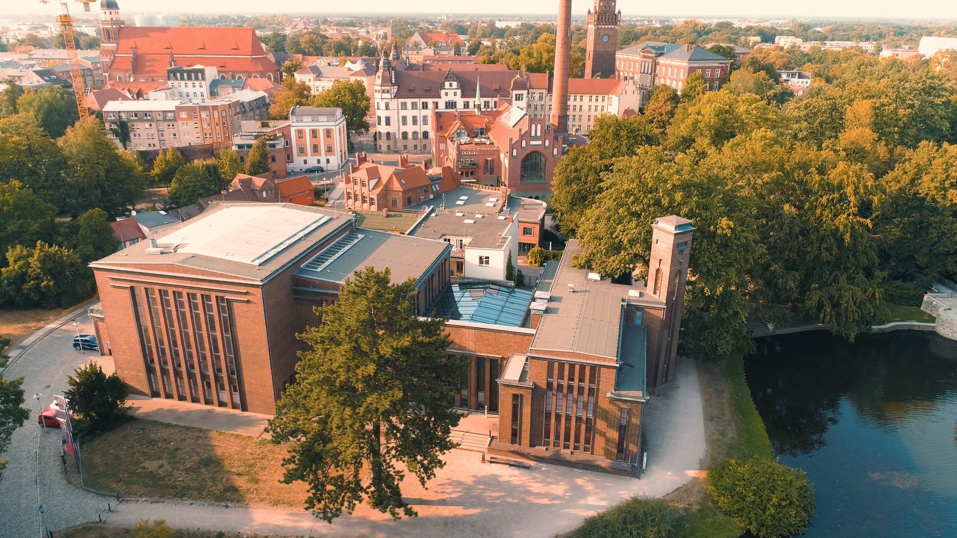 Filmproduktion & Fotografie - www.ronpetrass.de Urheber: Ron Petraß - Imagefilme, Trailer, Werbespots, Produktfilme, Businessfotografie, Hochzeitsfilme, Musikvideos