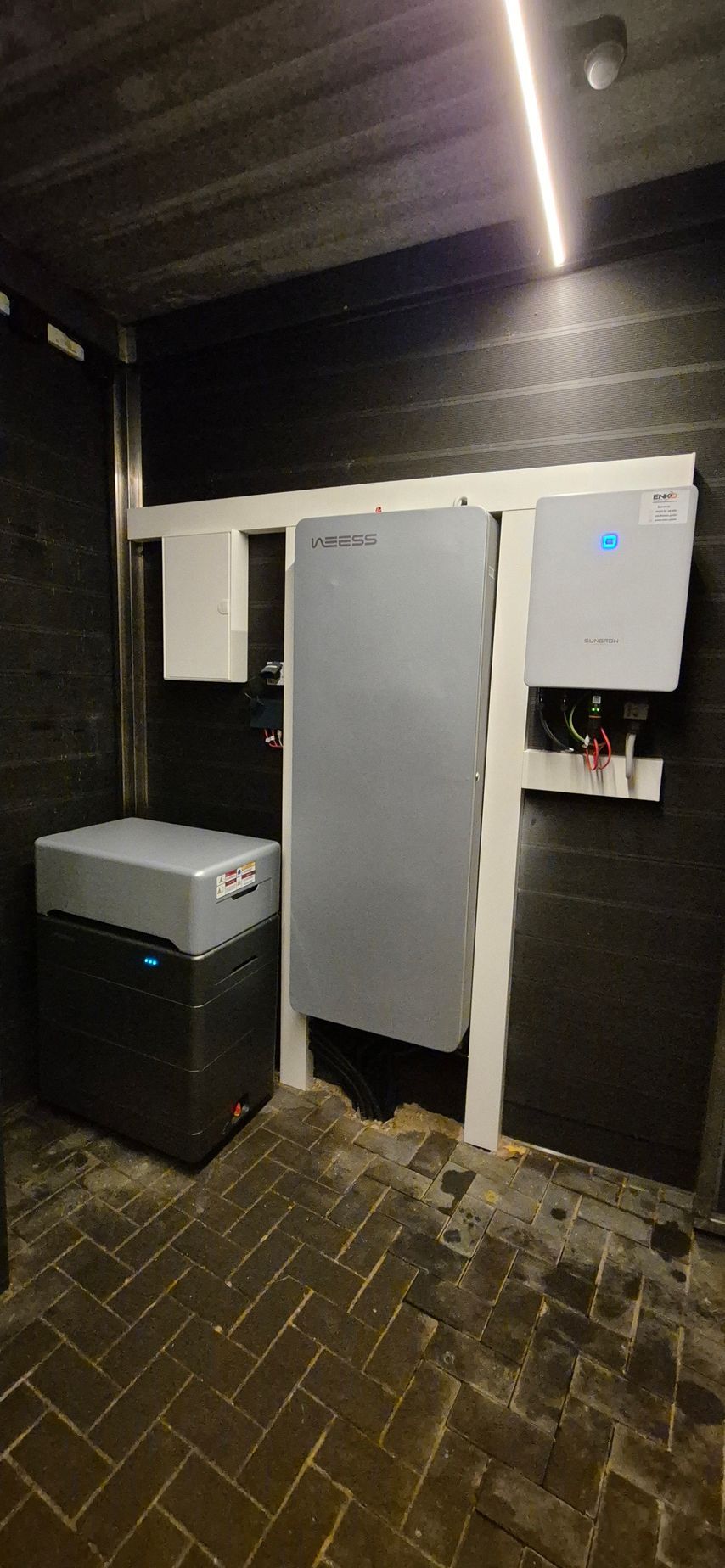 Speicher und Wechselrichter der Solaranlage, die die Energiespeicherung und Umwandlung der Energie ermöglichen.