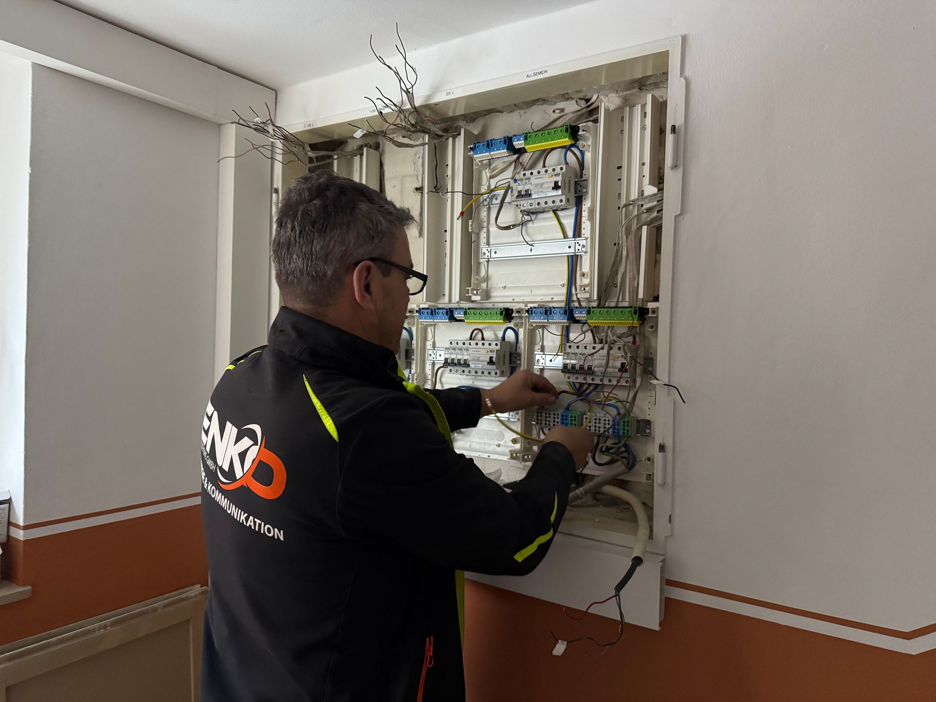 Mitarbeiter von ENKO Solutions GmbH integriert Photovoltaiksysteme in die Elektroinstallation eines Gebäudes.