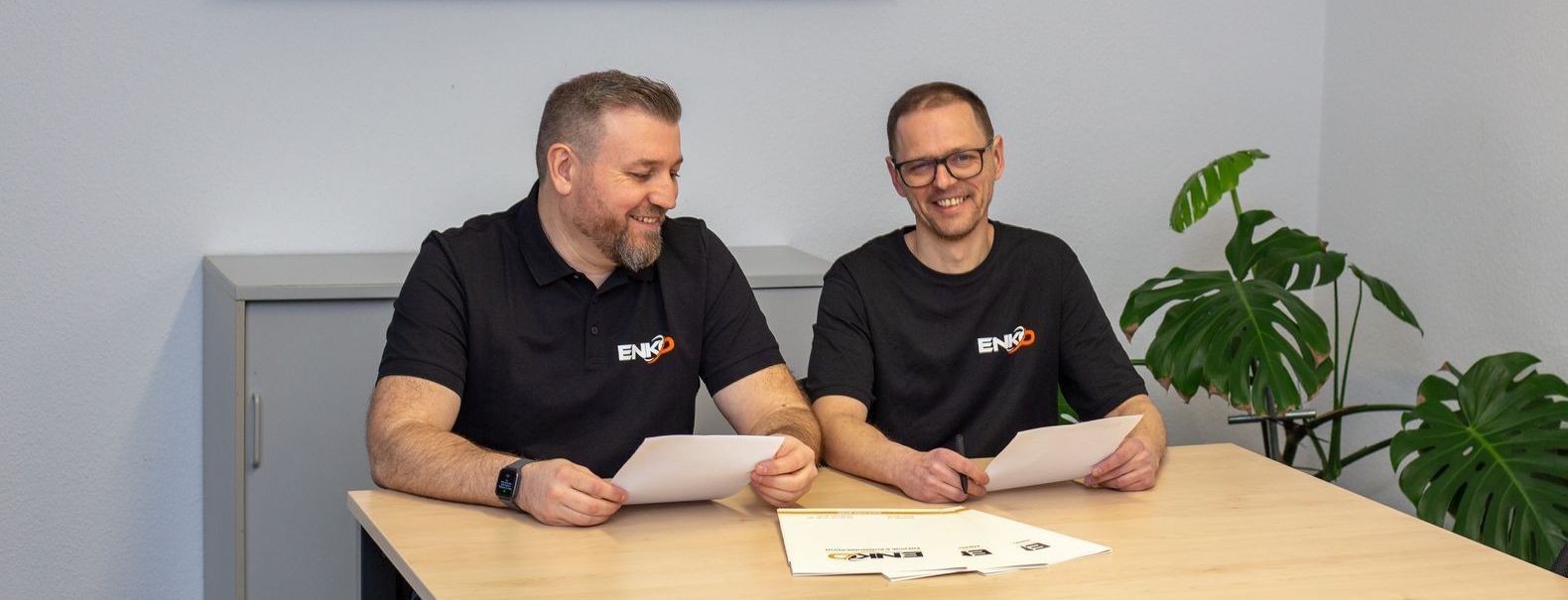 Heinrich Klein und Sergej Petkau im Besprechungsraum Heinrich Klein und Sergej Petkau nehmen an einer Besprechung im Besprechungsraum teil.