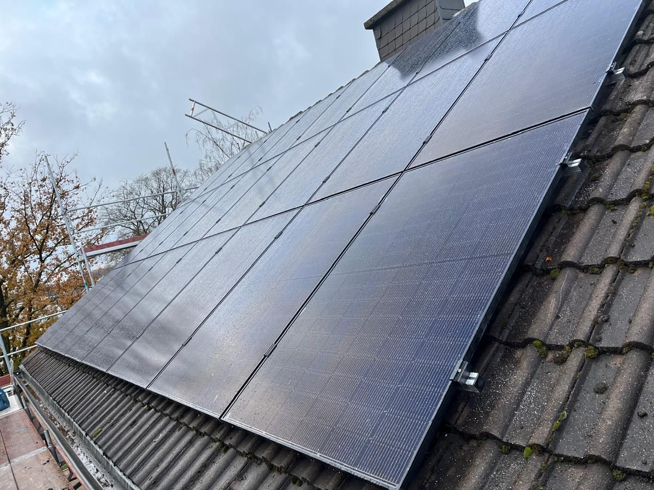 Solarpaneele auf einem Dach zur umweltfreundlichen Energieerzeugung.